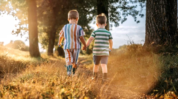 twee kinderen achtergelaten