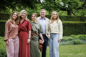 Thumbnail voor Van botergeel tot kakigroen: dít dragen Máxima, Amalia, Alexia en Ariane tijdens de zomerfotosessie