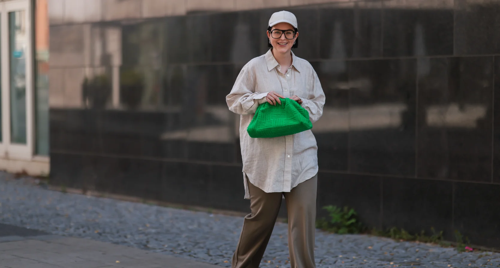 Vrouw in comfortabele broek