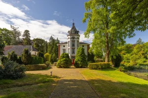 Thumbnail voor In dit statige landhuis in Twente voelt het bijna alsof je een aflevering van 'Bridgerton' binnenstapt