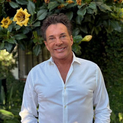 Gerard Joling: ‘Op vakantie ben ik bloedsaai, kom ik amper van mijn ligbed af en laat ik anderen graag een drankje voor me halen’