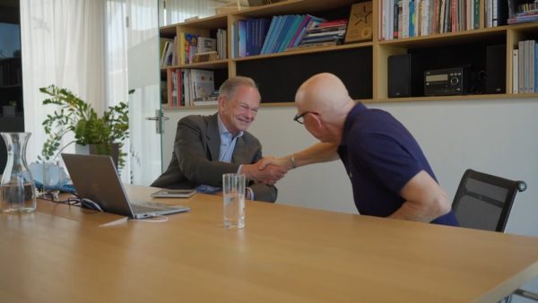 Willem geeft erfstuk aan erfgenaam in 'De Erfgenaam'