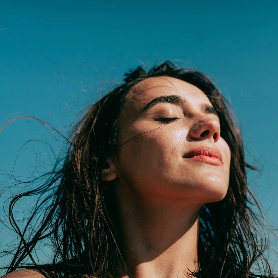 Vrouw die SPF over haar make-up heeft