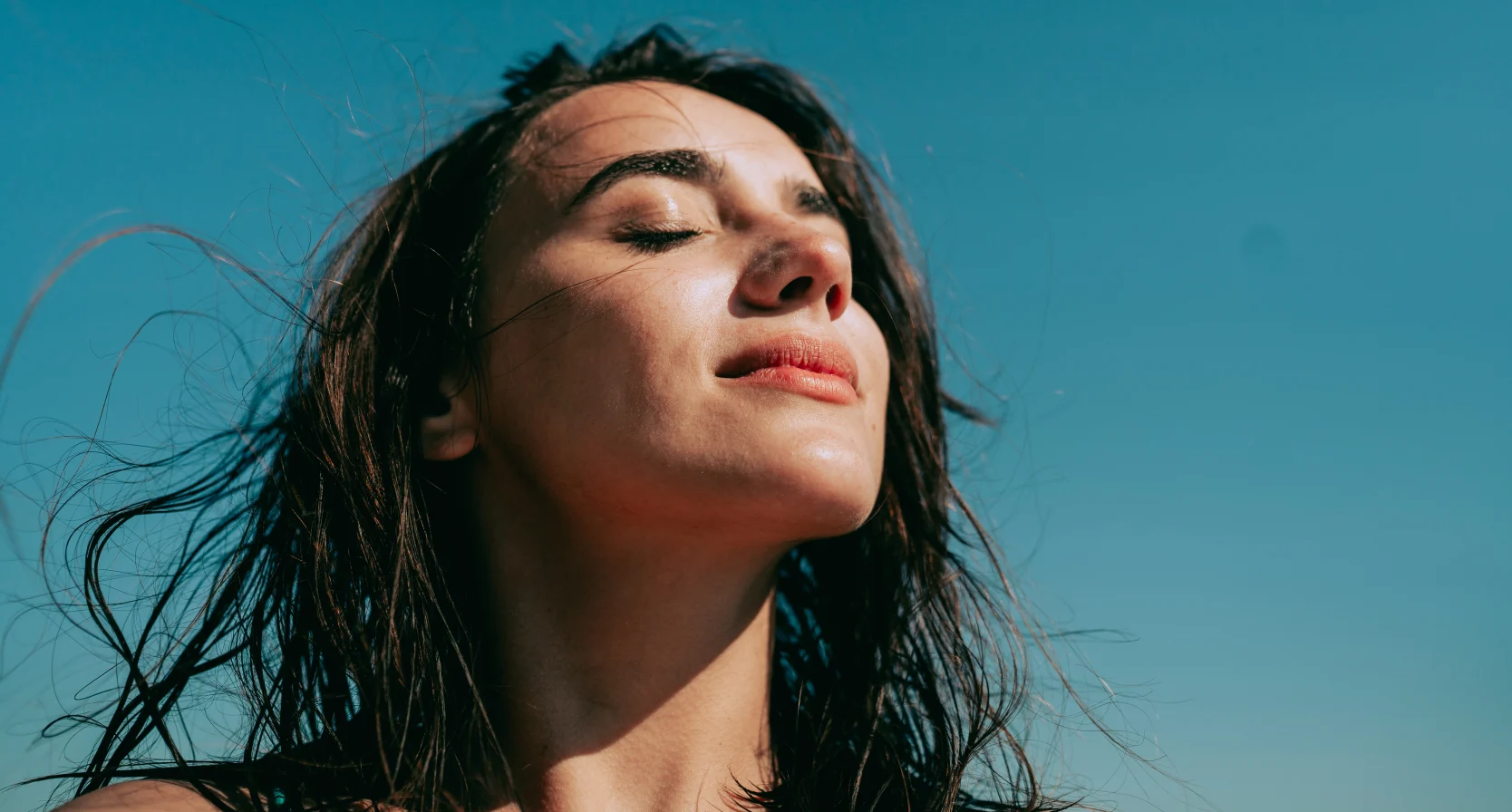 Vrouw die SPF over haar make-up heeft