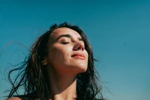 Vrouw die SPF over haar make-up heeft