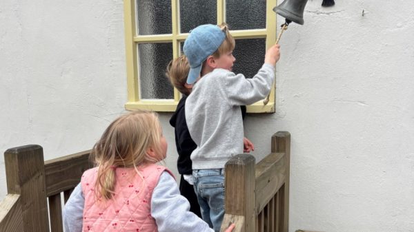 Kinderen die een grote bel luiden | horecaplekken in Brabant