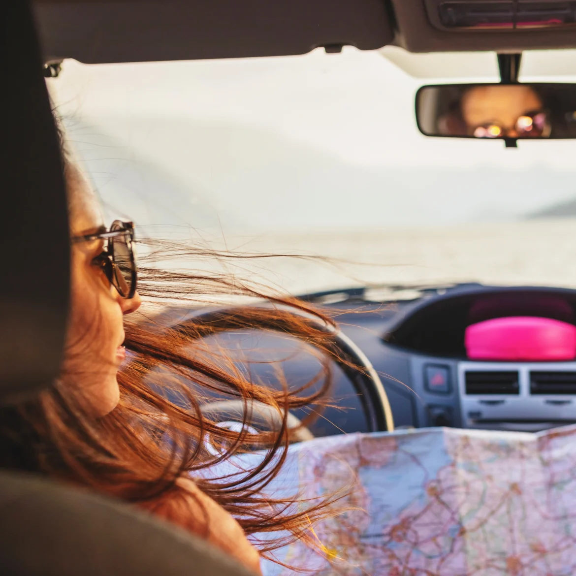 vrouwen in auto met routekaart | vakantiehuis onvindbaar