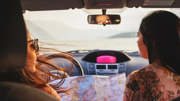 vrouwen in auto met routekaart | vakantiehuis onvindbaar