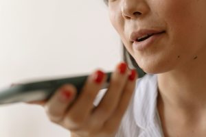 Handen vol of je gedachten overal en nergens? Laat AI je woorden direct uitschrijven