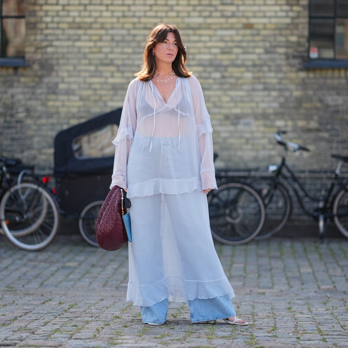 Vrouw met jurk over broek