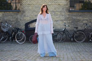 Vrouw met jurk over broek