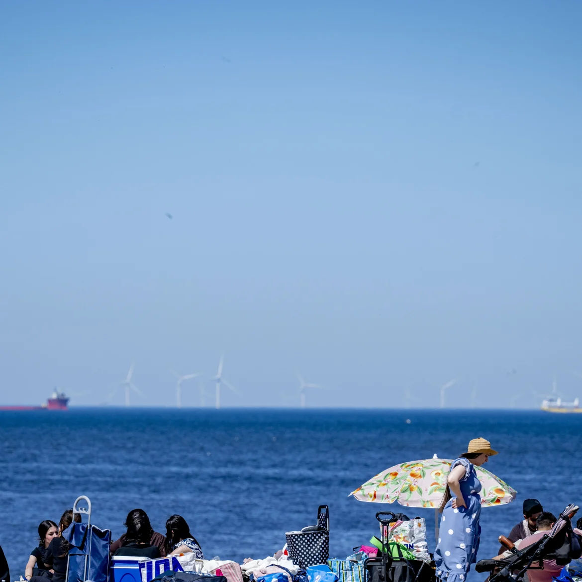 Warm weer op zaterdag, illustratief beeld van mensen op het strand