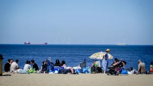 Warm weer op zaterdag, illustratief beeld van mensen op het strand