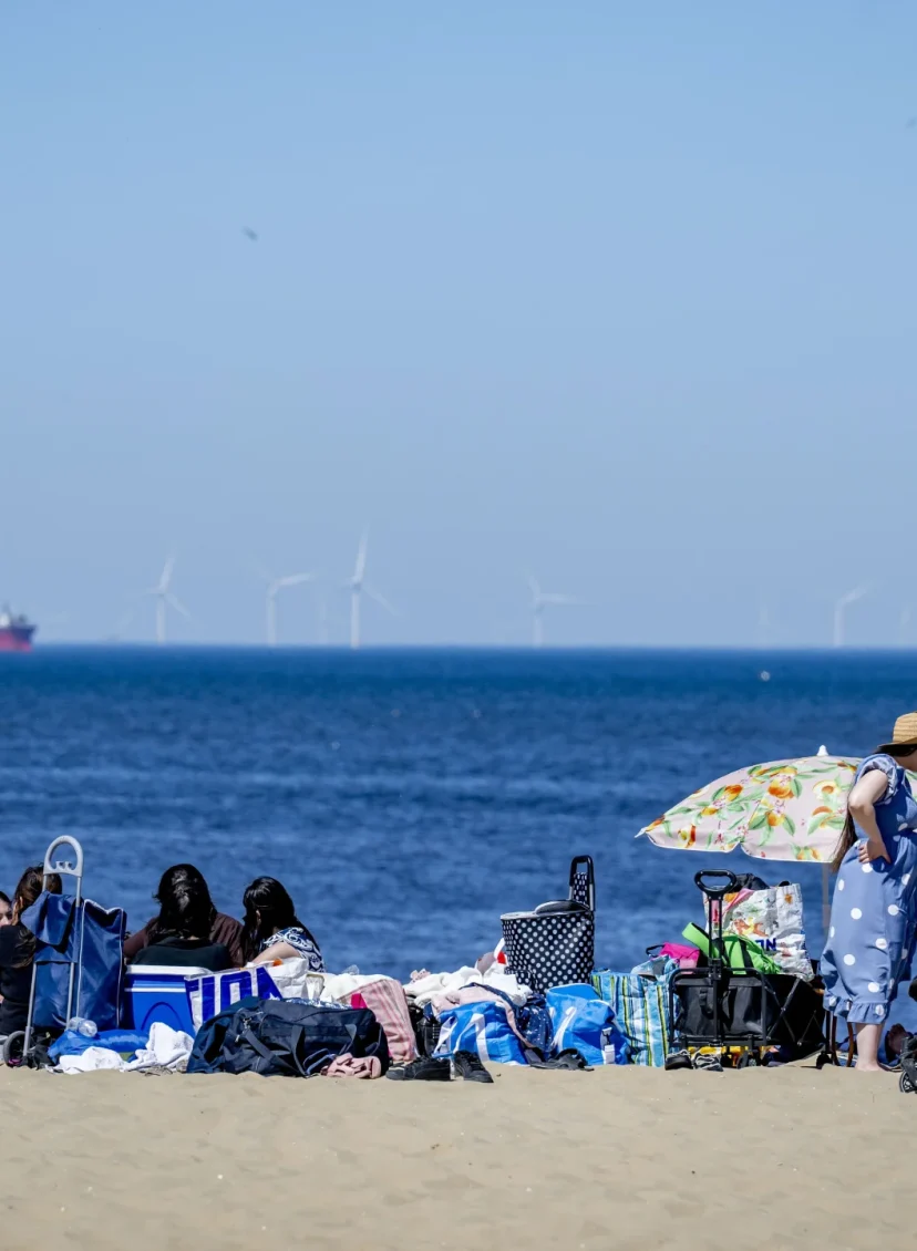 Warm weer op zaterdag, illustratief beeld van mensen op het strand