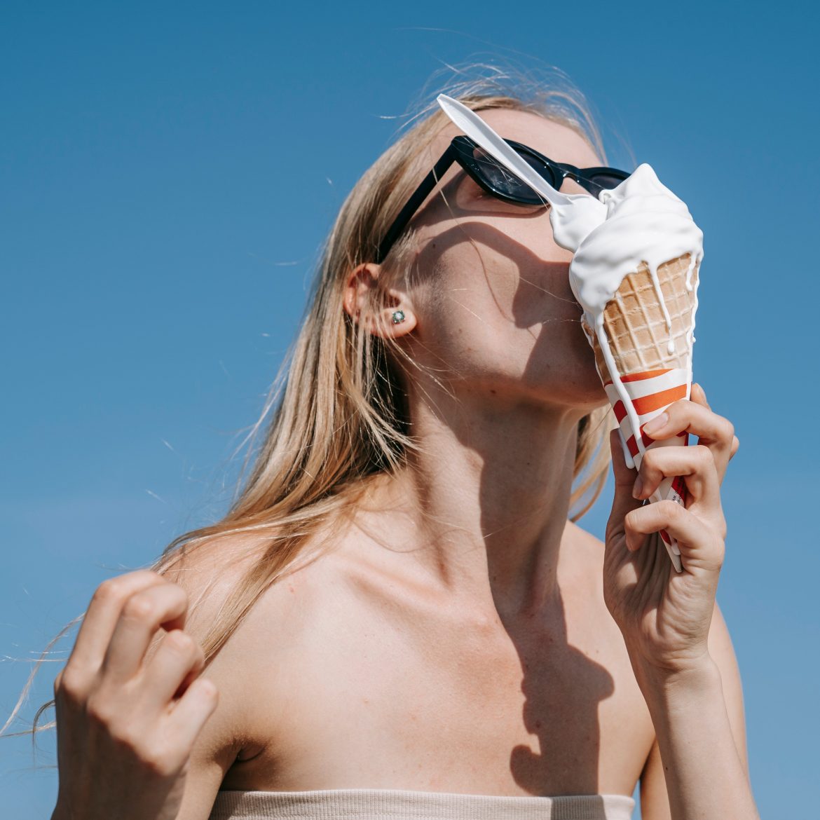 Tjarda haalt spontaan twee ijsjes op het strand, vriendin begint direct over Tikkie: 'Moeten we echt álles verrekenen?'
