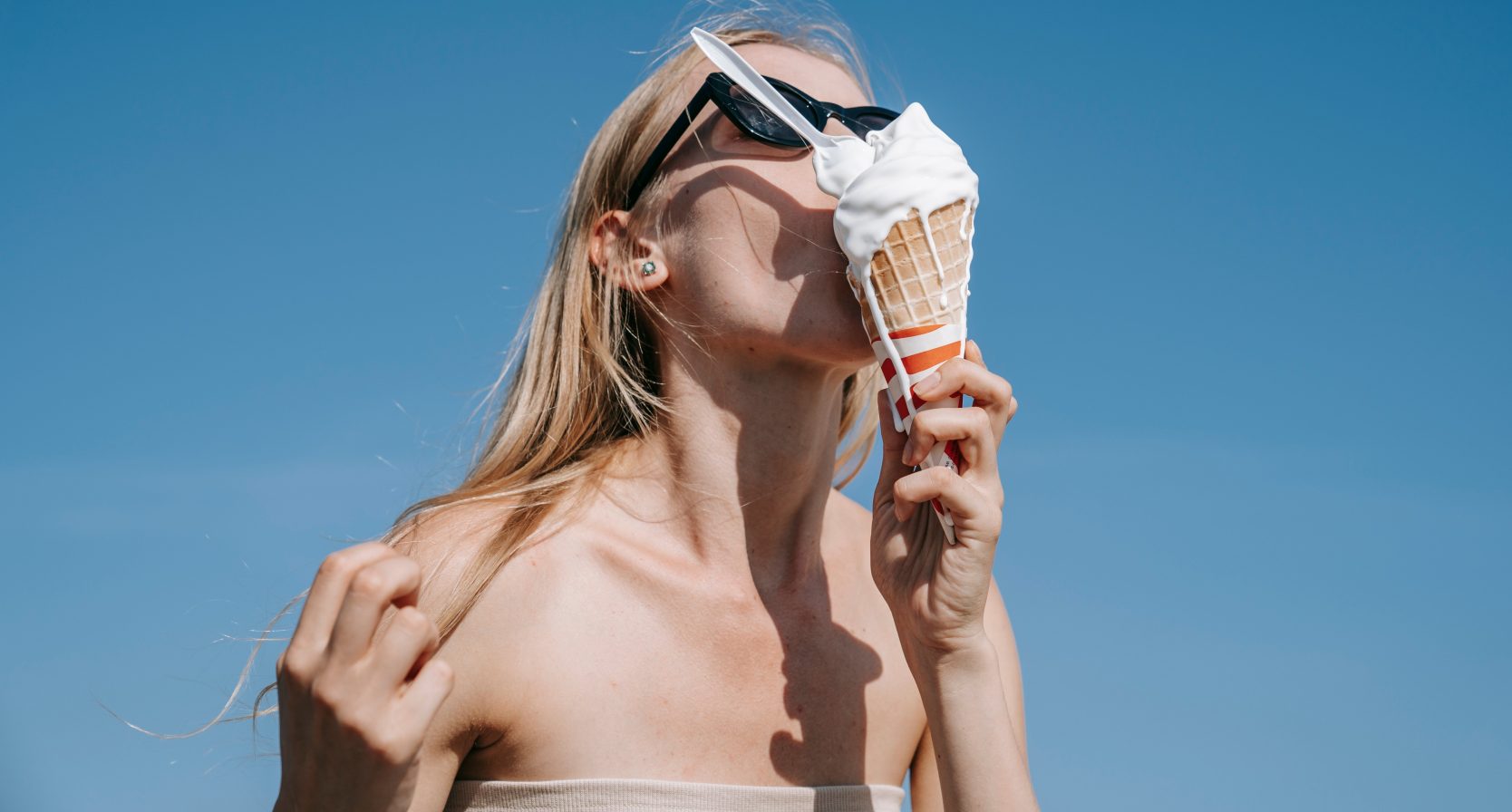 Tjarda haalt spontaan twee ijsjes op het strand, vriendin begint direct over Tikkie: 'Moeten we echt álles verrekenen?'