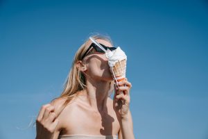 Thumbnail voor Tjarda haalt spontaan twee ijsjes op het strand, vriendin begint direct over Tikkie: 'Moeten we echt álles verrekenen?'