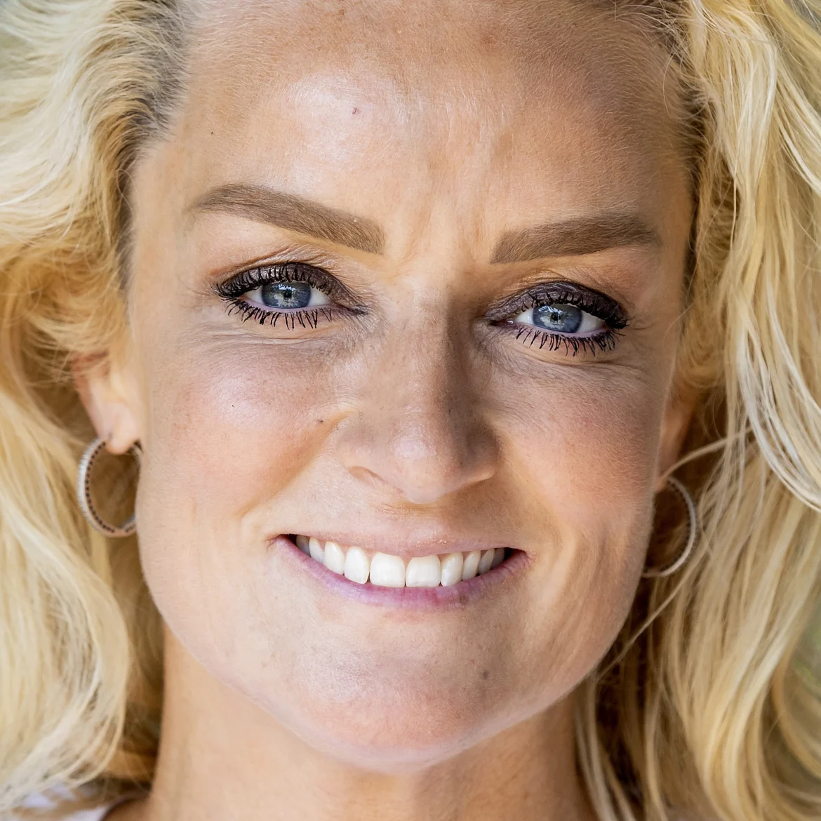 Samantha Steenwijk over opmerkingen over haar uiterlijk: ‘Los van botox is alles puur natuur’