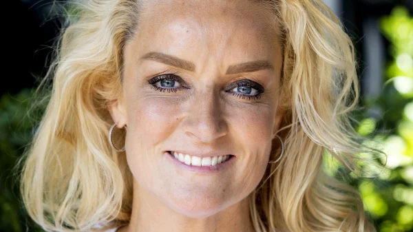 Samantha Steenwijk over opmerkingen over haar uiterlijk: ‘Los van botox is alles puur natuur’