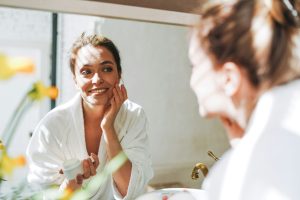Vrouw in spiegel