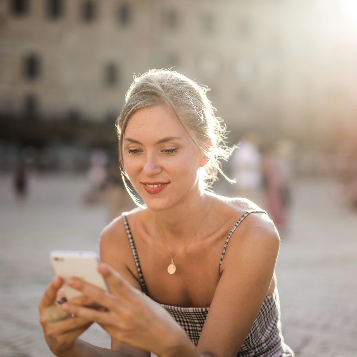 Op vakantie? Deze AI-hacks getipt door AI-expert Sanne Cornelissen wil je weten voor je vertrekt