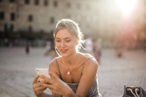 Op vakantie? Deze AI-hacks getipt door AI-expert Sanne Cornelissen wil je weten voor je vertrekt