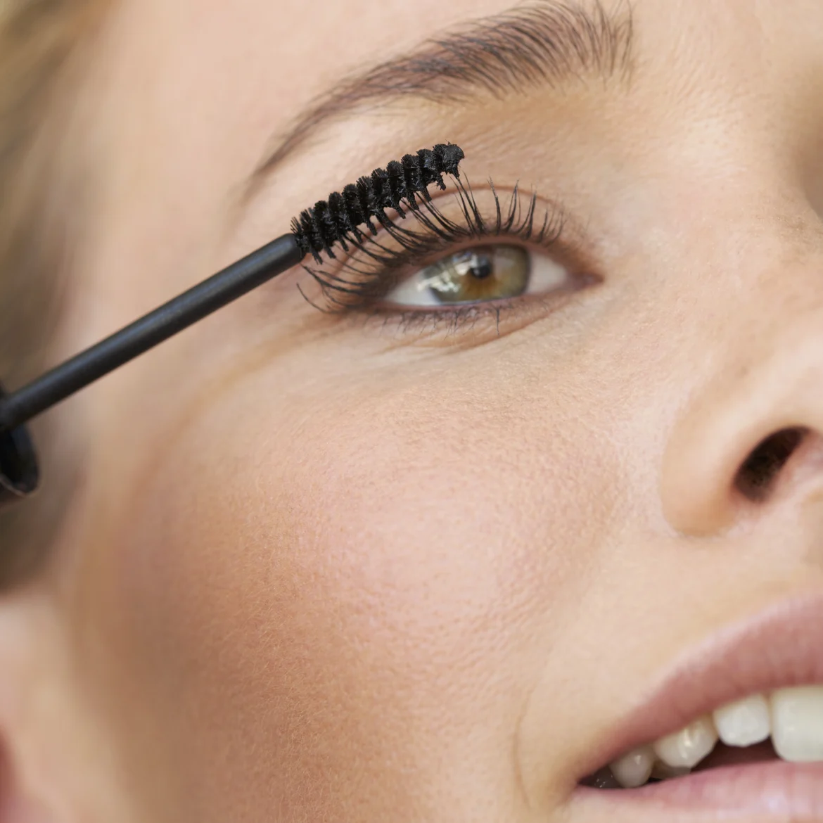 Vrouw met hooikoorts die make-up op doet