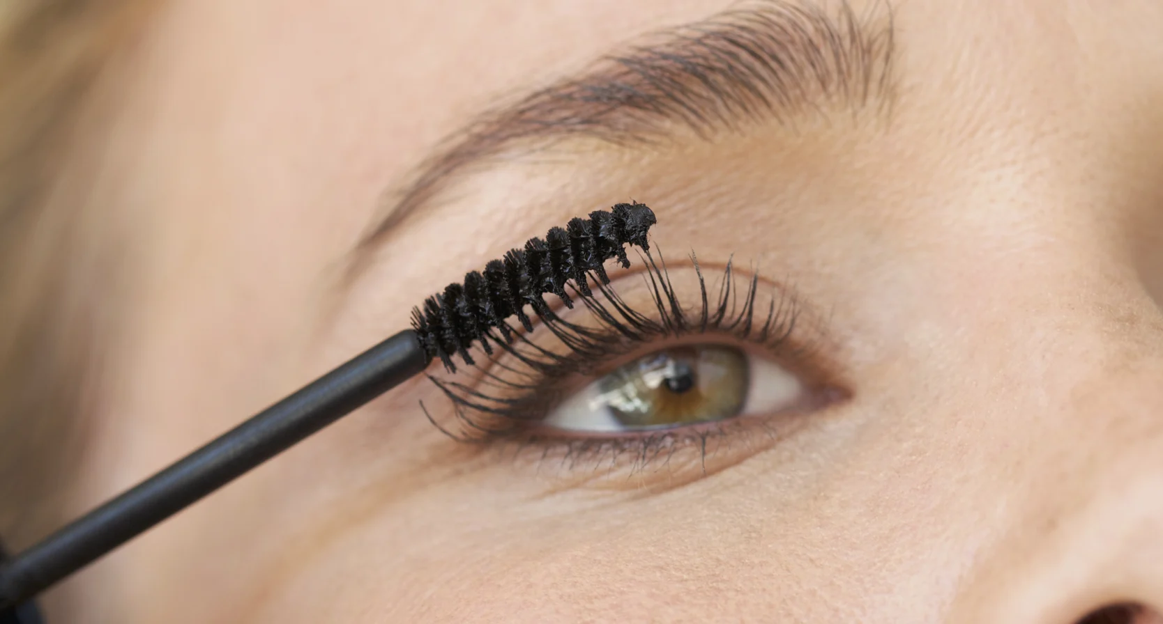 Vrouw met hooikoorts die make-up op doet