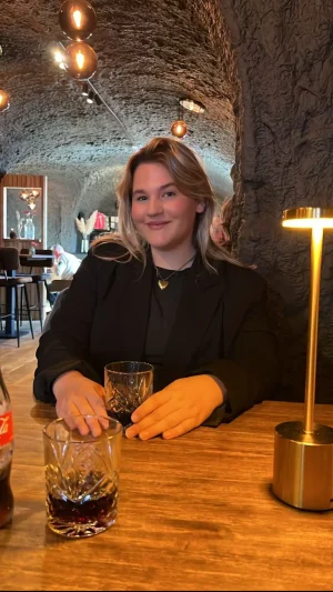 Thumbnail voor Julie Sofie (20) was veertien toen haar naaktfoto werd verspreid: 'Ik kreeg een dm: 'Ben jij dit?''