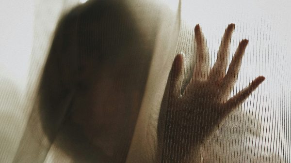 Politie ontdekt gruwelijke chatgroepen: vrouwen gedrogeerd, verkracht en gefilmd door bekenden