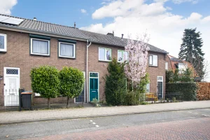 Thumbnail voor Regenboogtrappen en muren vol prints: dit huis voelt als een schilderij waarin je zelf bent beland