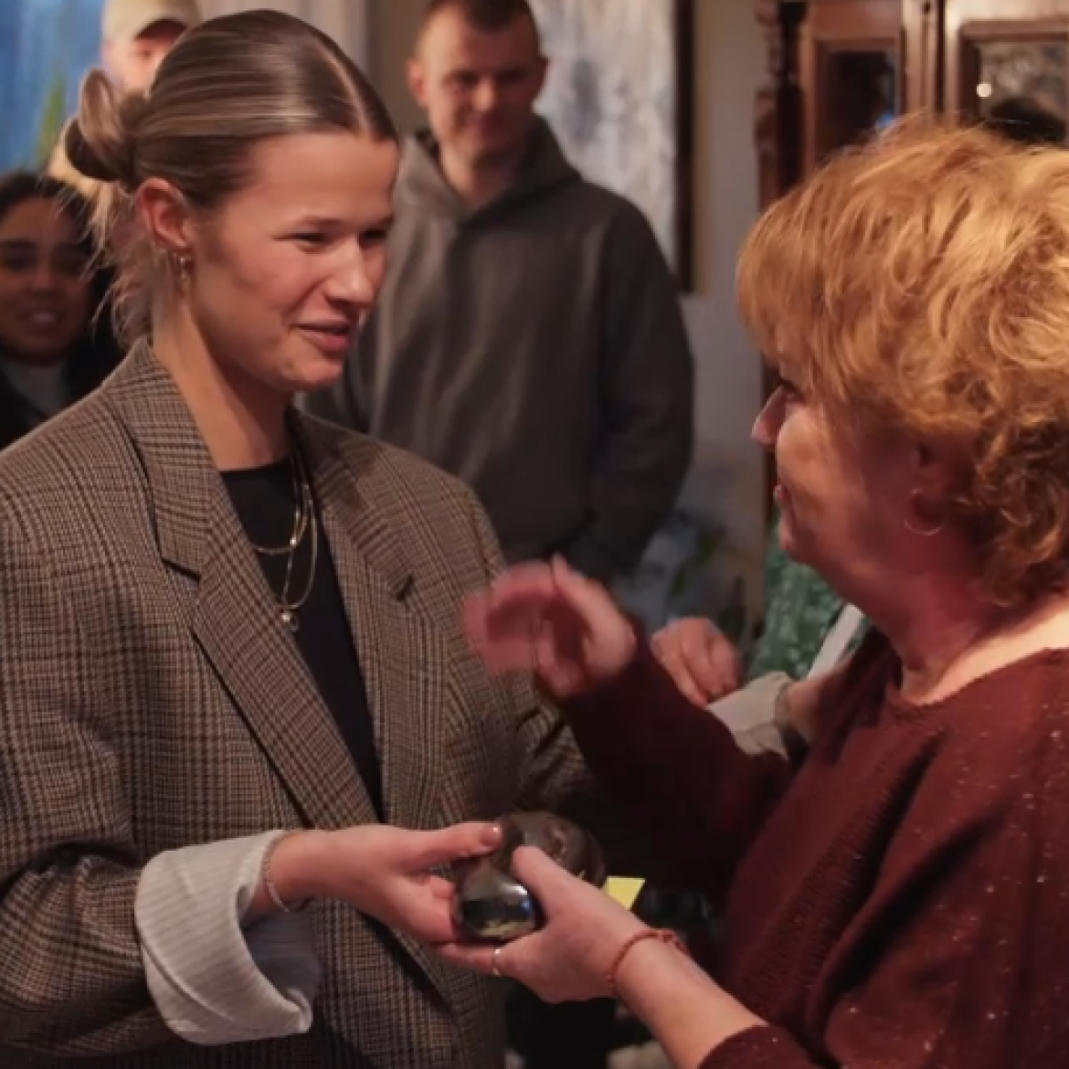 Zus Rosalie deelt urn met as Madelief uit in 'Over Mijn Lijk'