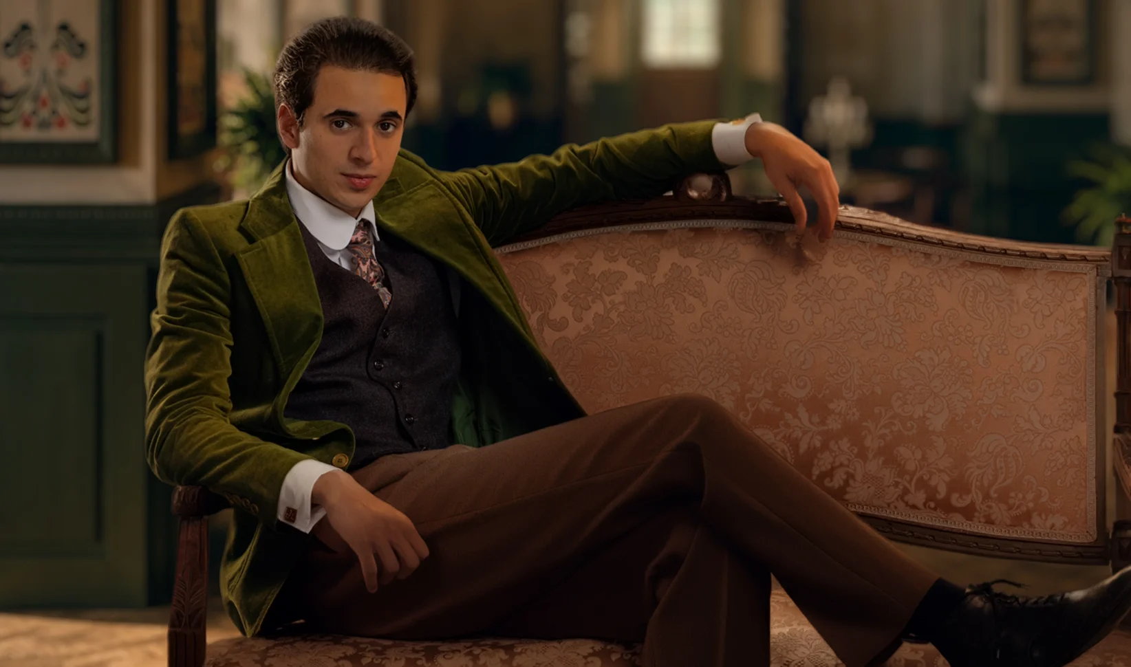 Hallo kostuumdrama: Shahine El-Hamus over zijn rol in nieuwe serie 'Grand Hotel aan Zee'