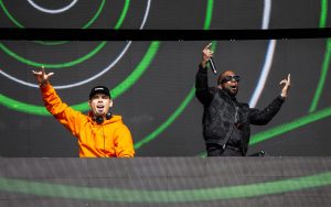 Afrojack ontsnapt aan ernstig ongeluk tijdens autorally: 'Het engste wat ik ooit heb gezien'