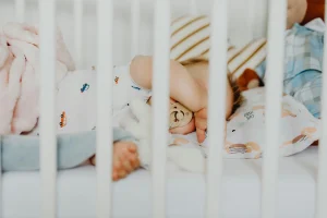Thumbnail voor Feit of fabel? 'Een matras met ventilerende toplaag is veiliger voor een baby om op te slapen'