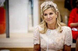 Thumbnail voor Koningin Máxima verschijnt in een bloemenjurk die ze eerder al droeg op déze bijzondere dag