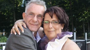 Thumbnail voor Carin (55) zorgde voor haar man met jongdementie: 'We zagen hem vertrekken als zichzelf'