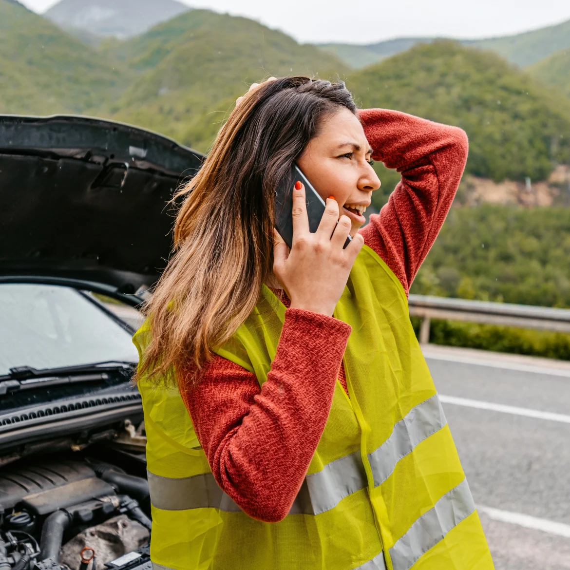 Anne ging op vakantie naar Miami en alles ging mis. Illustratieve foto van een vrouw die met autopech langs de weg staat.