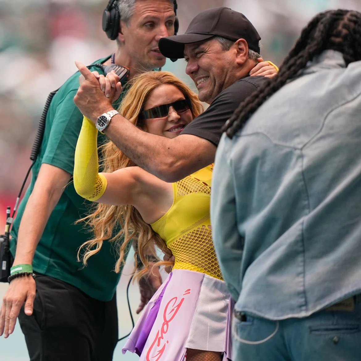 Shakira verlaat veld met moeite na WK-opening: blijft maar dansen