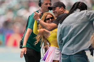 Shakira verlaat veld met moeite na WK-opening: blijft maar dansen
