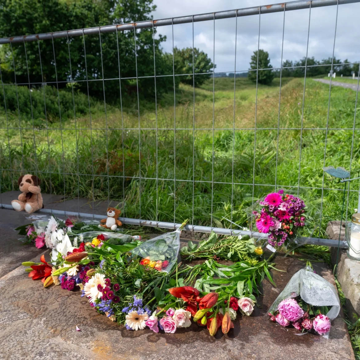 Bloemen op plek van ongeluk omgekomen kinderen in Zeeland