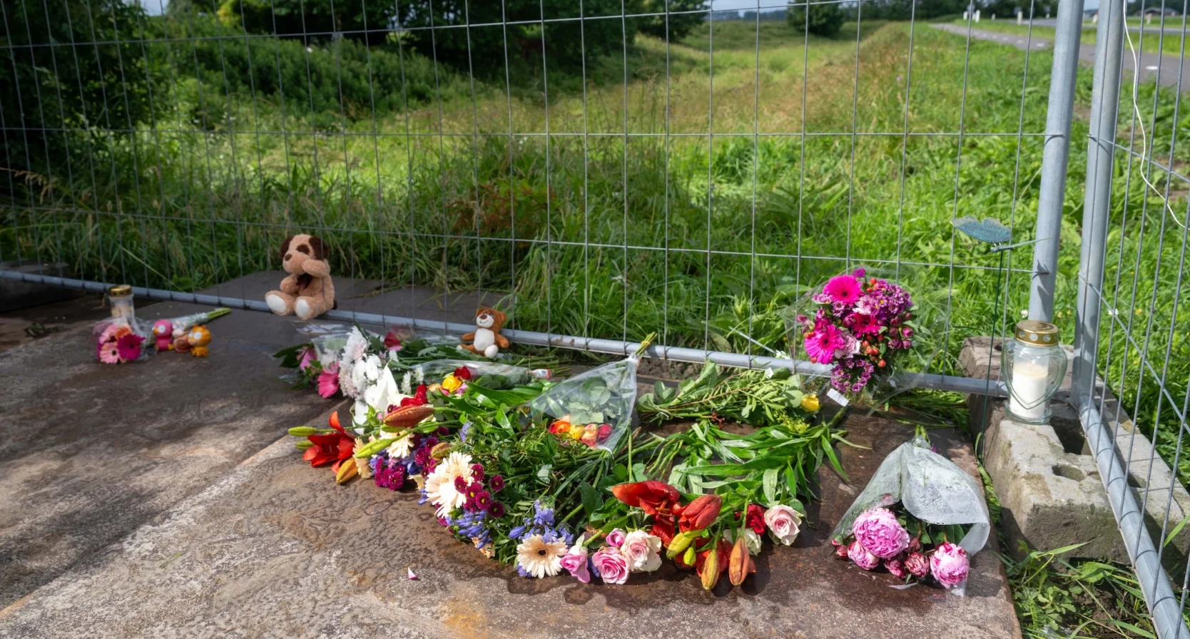 Bloemen op plek van ongeluk omgekomen kinderen in Zeeland