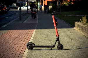 Jongen (14) op elektrische step overleden door aanrijding in Almere