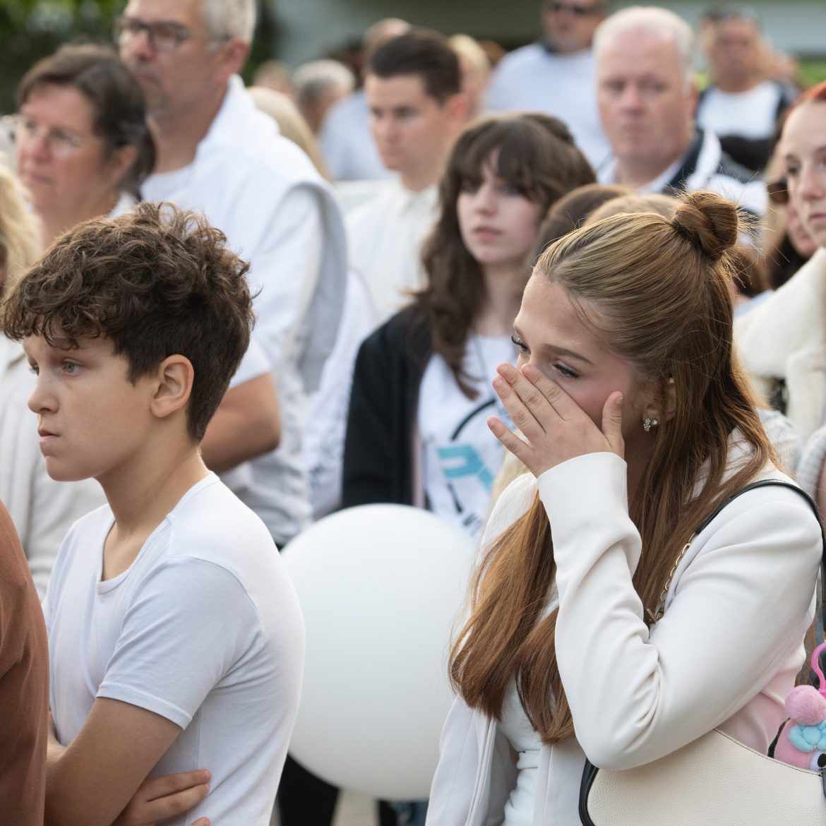 Stille tocht voor omgekomen schooldirecteur en drie kinderen gaat zondagavond door