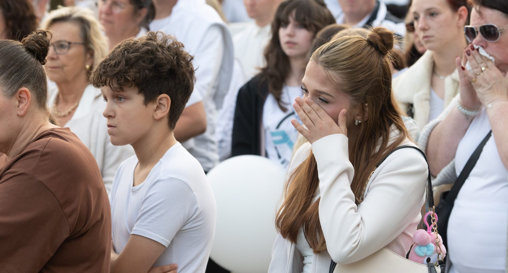 Stille tocht voor omgekomen schooldirecteur en drie kinderen gaat zondagavond door