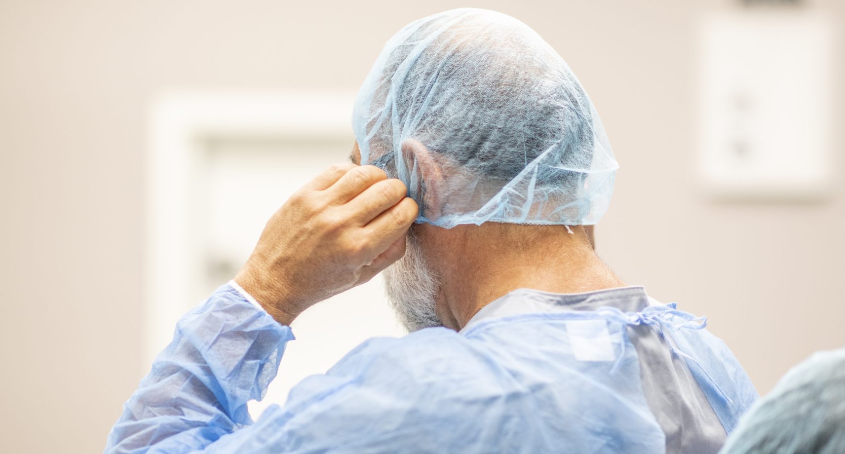 Hoogbejaard, maar nog steeds chirurg: in deze Bloemendaalse kliniek raakten patiënten verminkt