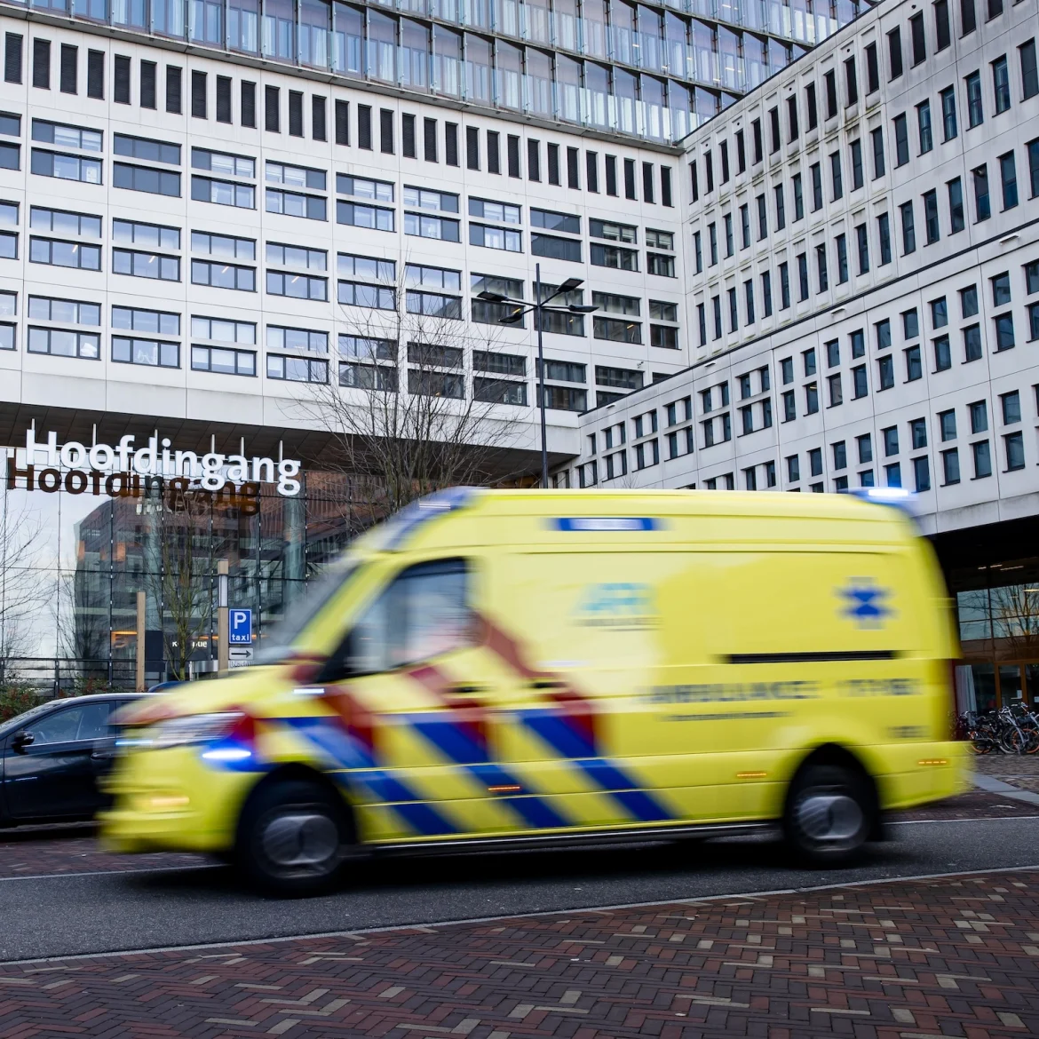 Jongetje (2) valt uit raam Rotterdam, zwaargewond naar ziekenhuis