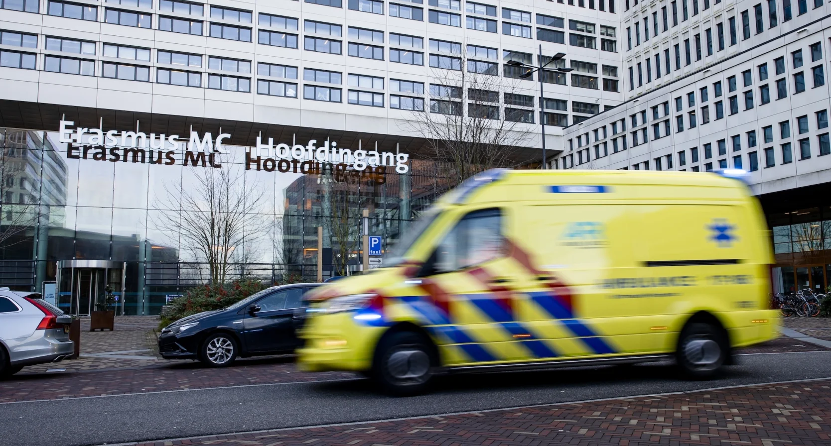 Jongetje (2) valt uit raam Rotterdam, zwaargewond naar ziekenhuis
