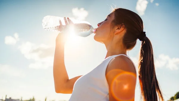 Illustratief beeld van een vrouw die water drinkt bij een verhaal over een rampvakantie op Cuba