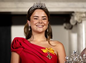 Thumbnail voor Tiara-debuut! Prinses Ariane kiest voor knalrood en diamanten voor eerste staatsbanket